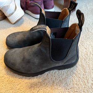 Black blundstone Chelsea boots